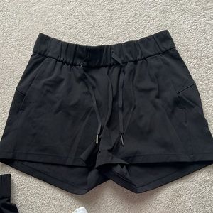 Lululemon on the fly mid-rise short 2.5”